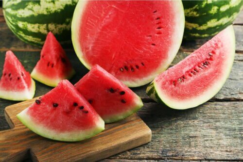 Comer melancia no verão