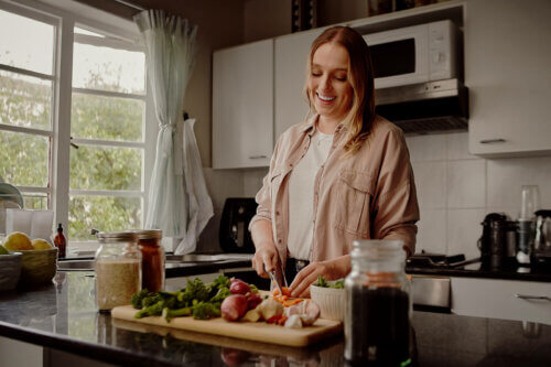 Mulher preparando o jantar