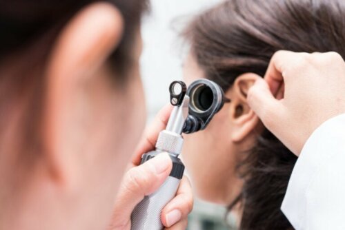 Colesteatoma: sintomas, causas e tratamento