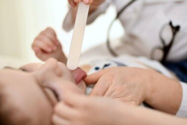 Adenoidite ou "carne esponjosa" em bebês: sintomas e tratamento