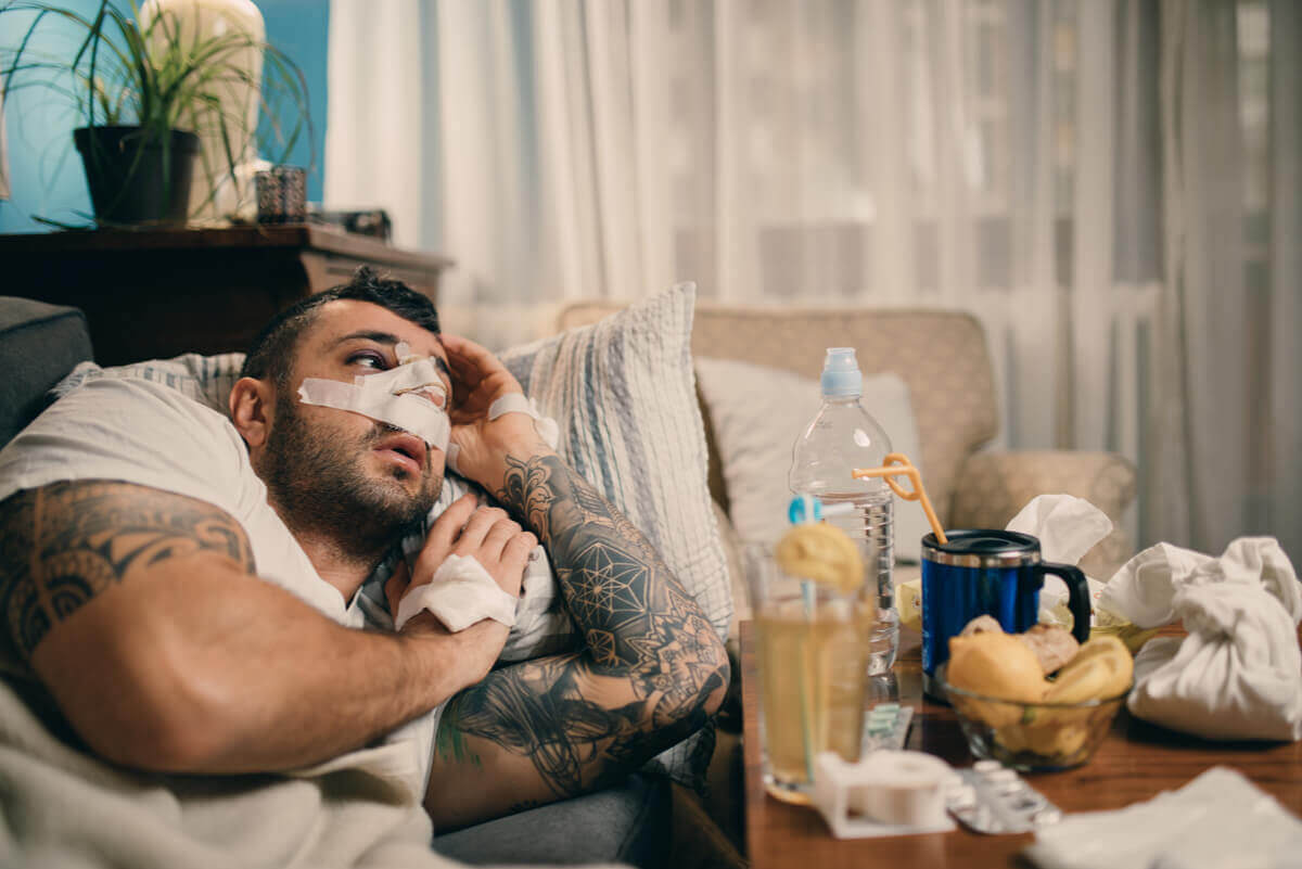 Homem se recuperando de septoplastia