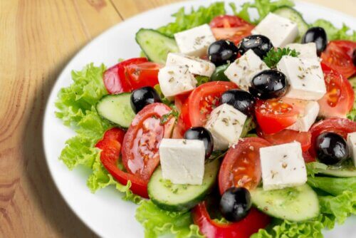 Salada com queijo feta
