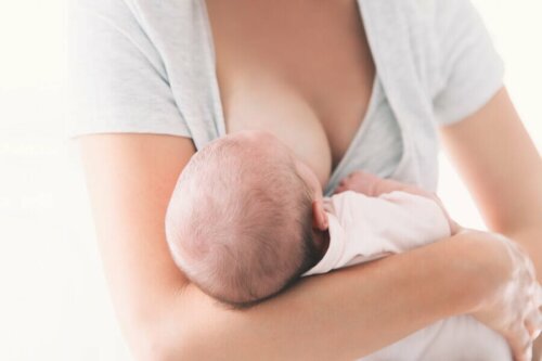 Mãe amamentando bebê