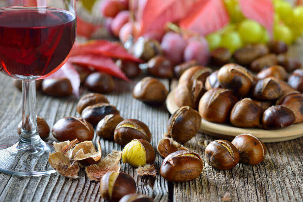 Castanhas e taça de vinho