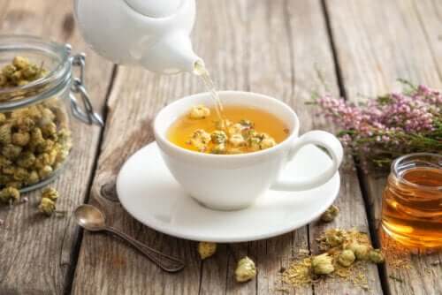 Chá de camomila: propriedades e benefícios
