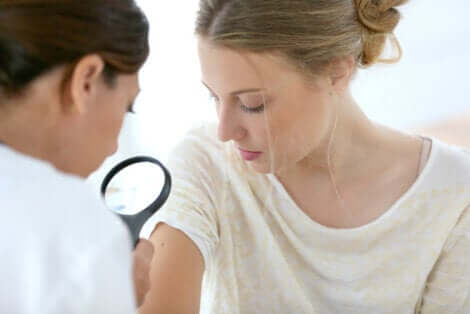 Dermatologista controlando tumores benignos