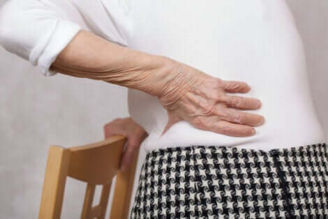 Uma das causas da dor lombar é o desgaste pela idade