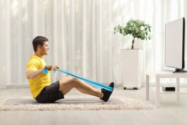 Exercícios com elásticos para fortalecer as costas