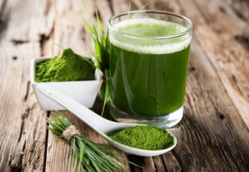 Suco com spirulina