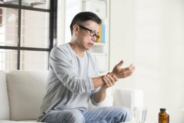 O que causa as mãos intumescidas?