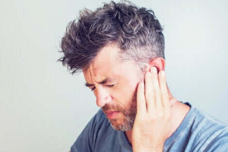 Homem com dor no ouvido
