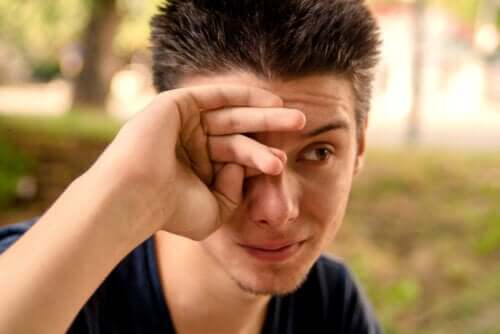Quais são as causas dos olhos lacrimejantes?