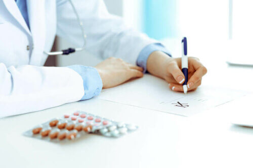 Médico receitando medicamento