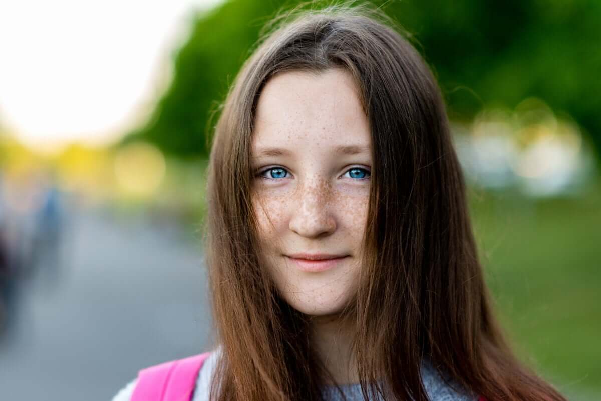 Adolescente com os olhos azuis