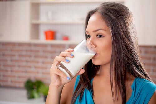 Mulher tomando copo de leite
