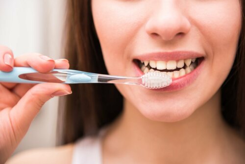 Mulher escovando os dentes