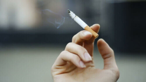 Mulher fumando cigarro