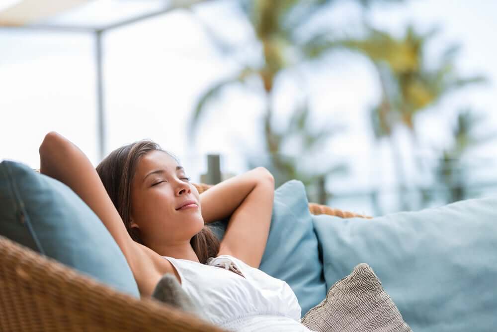 Mulher descansando tranquila