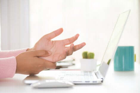 A síndrome do túnel do carpo pode deixar as mãos intumescidas