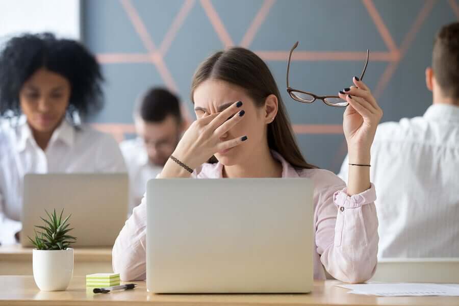 Olhos cansados no trabalho