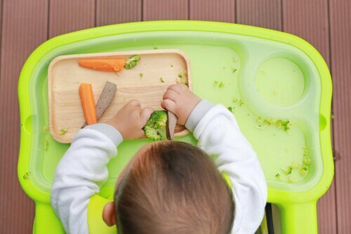 Bebê comendo legumes