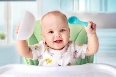 Quando oferecer alimentos sólidos para os bebês?