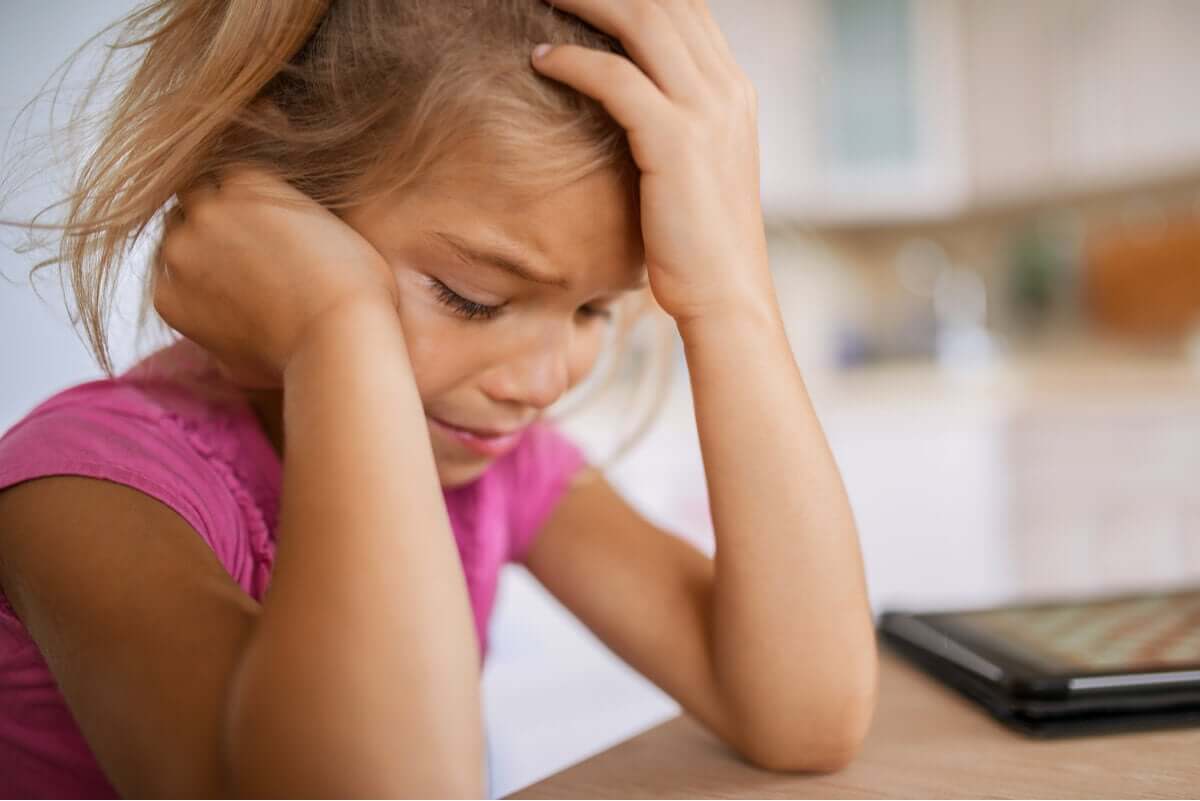Criança triste chorando