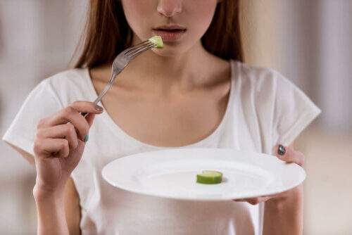 Mulher fazendo dieta restritiva