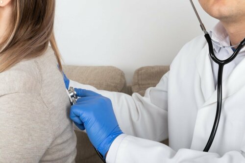 Médico avaliando respiração