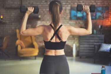 Exercícios para trabalhar as costas com halteres ou pesos