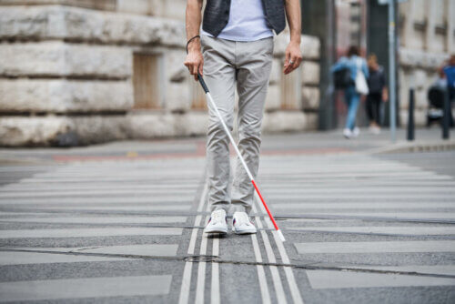 Homem cego andando na rua