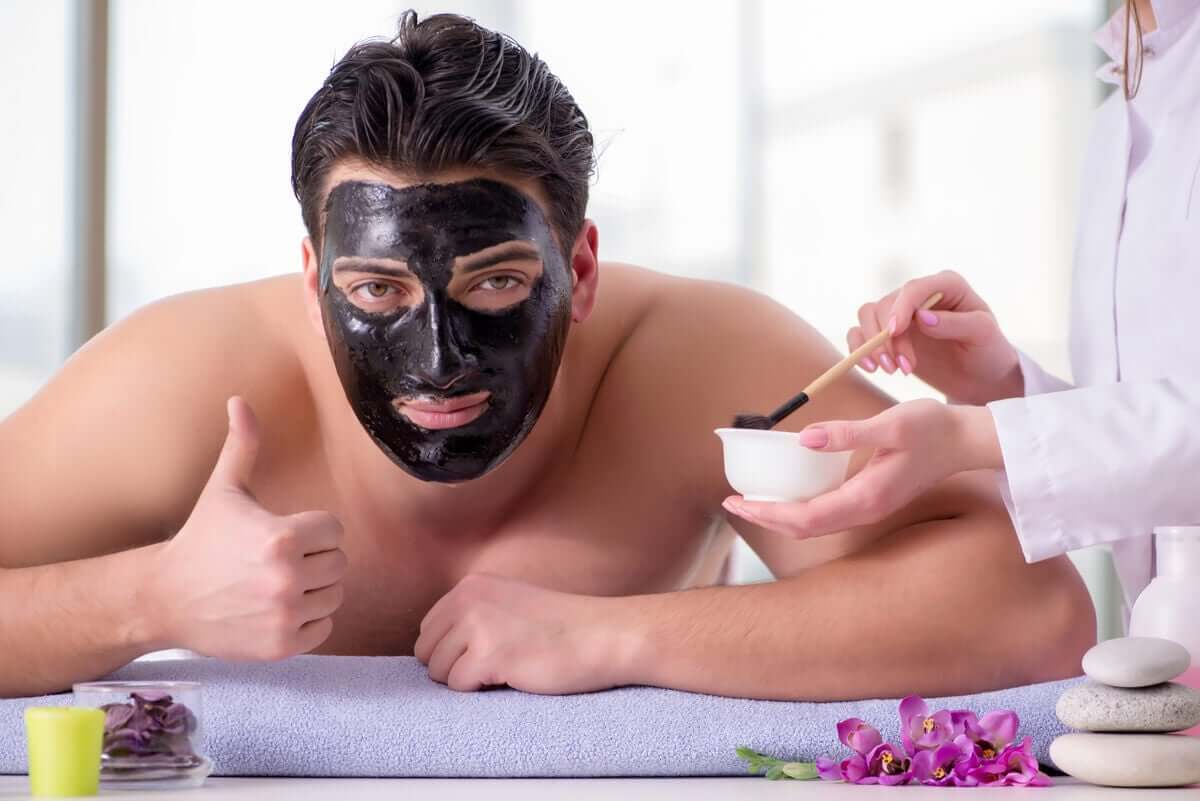 Homem usando máscara facial