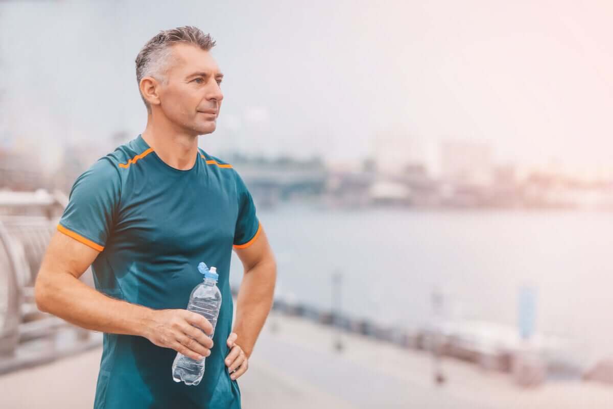 Homem descansando após fazer exercícios