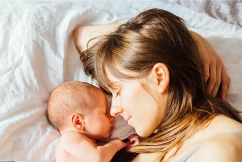 Mãe deitada com o seu bebê