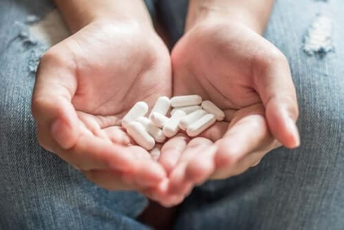 Mãos segurando medicamentos