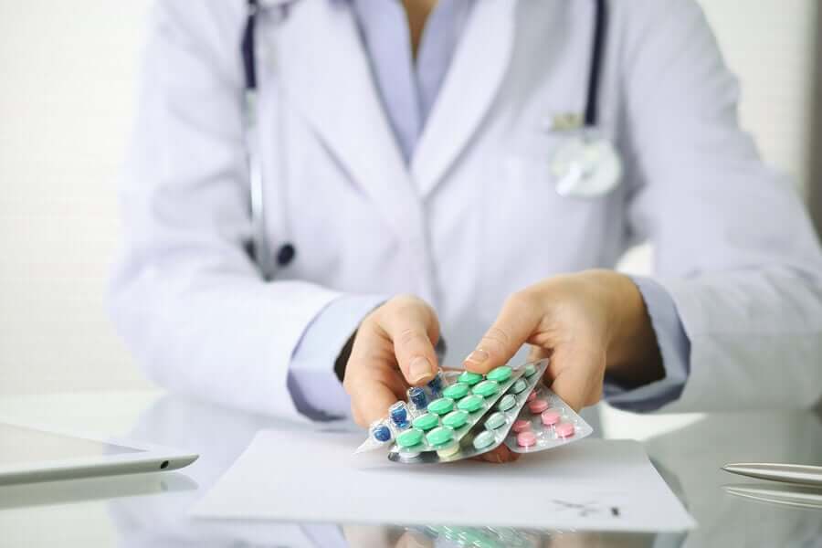 Médico segurando comprimidos