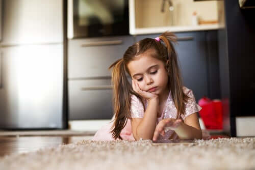 Menina triste deitada no chão