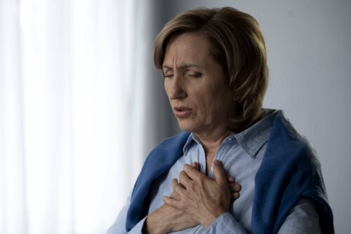 Mulher com dor no peito