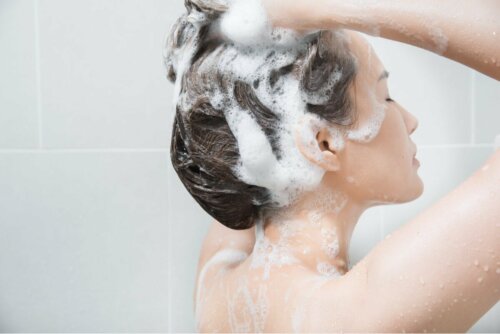 Como lavar os cabelos oleosos