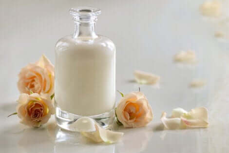 Combinar e aplicar leite de rosas e soro do leite na pele pode trazer benefícios