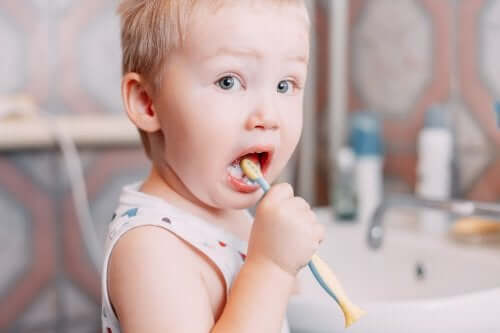 Bebê escovando os dentes