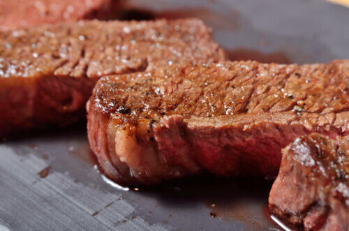 Bifes de carne vermelha