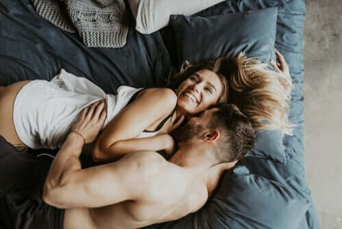 Casal se beijando na cama