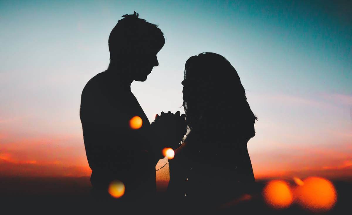 Casal ao entardecer