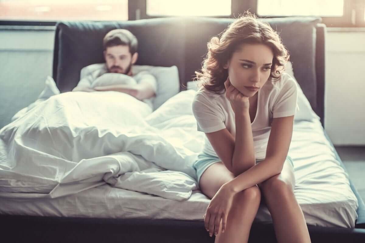 Casal incompatível na cama