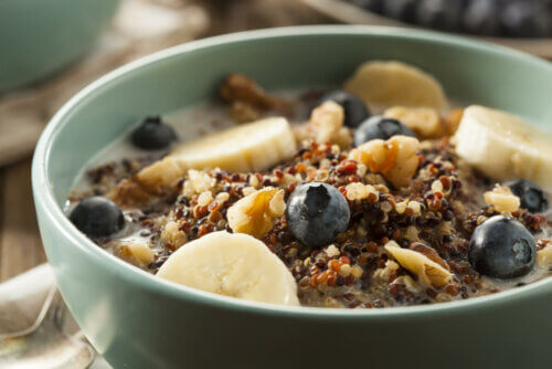 Cereal com frutas e leite