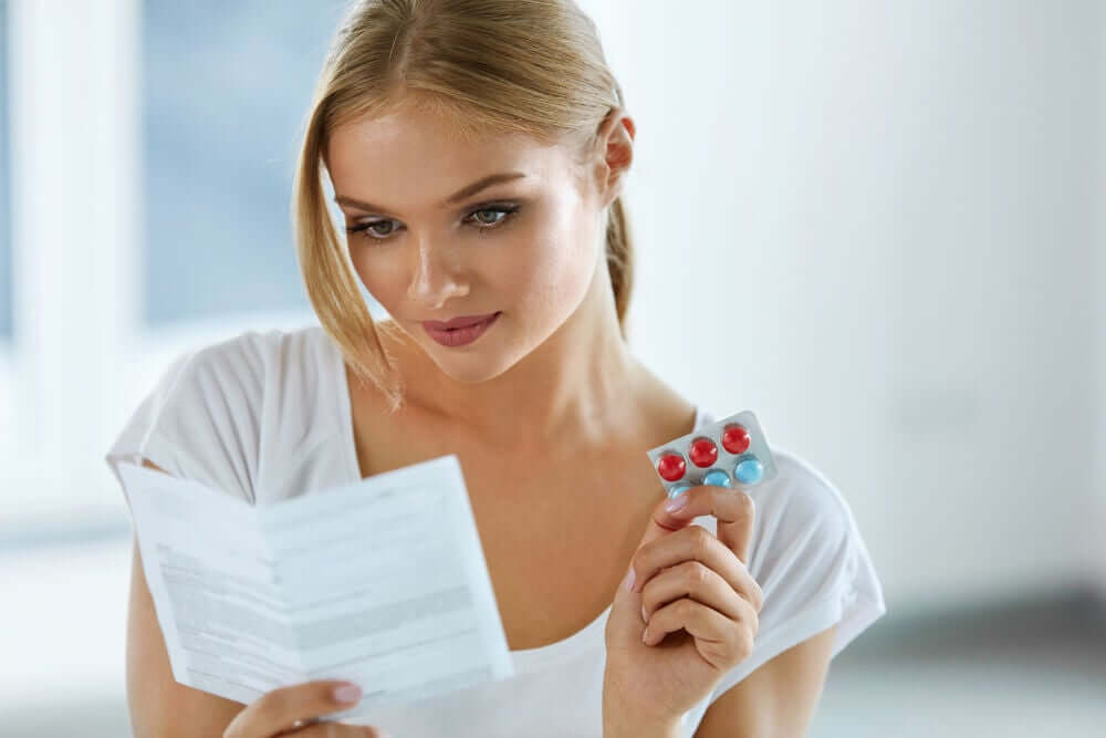 Mulher lendo bula de medicamento