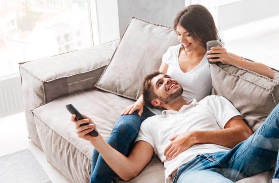 Casal feliz em casa