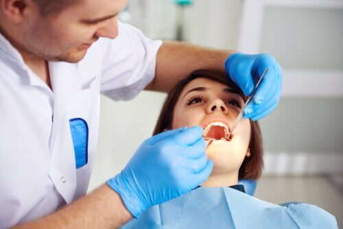 Examinar os dentes