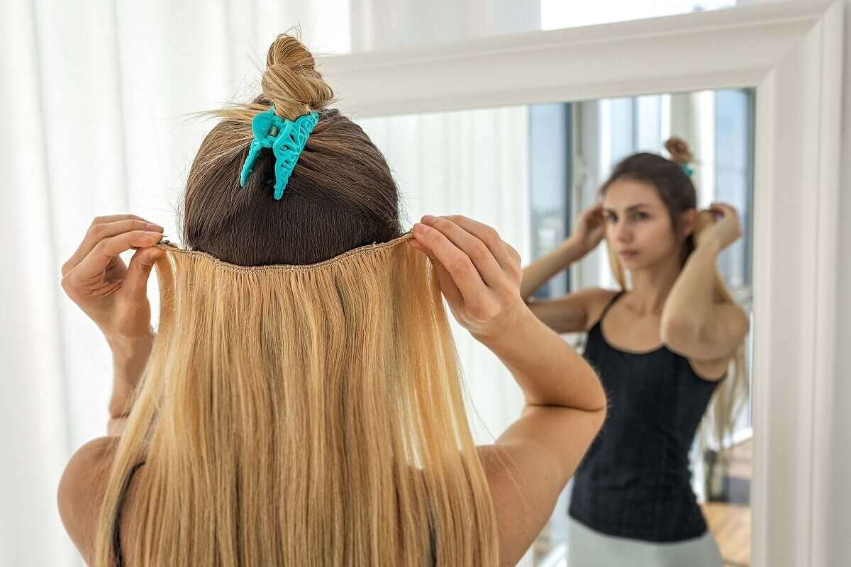 Mulher colocando mega hair